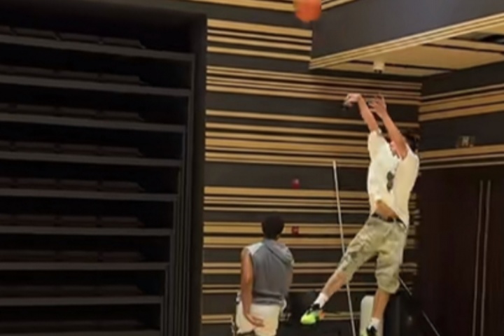 电竞比分-只能三次运球!吴泽加冕和美国知名训练师德文打了一个半小时单挑