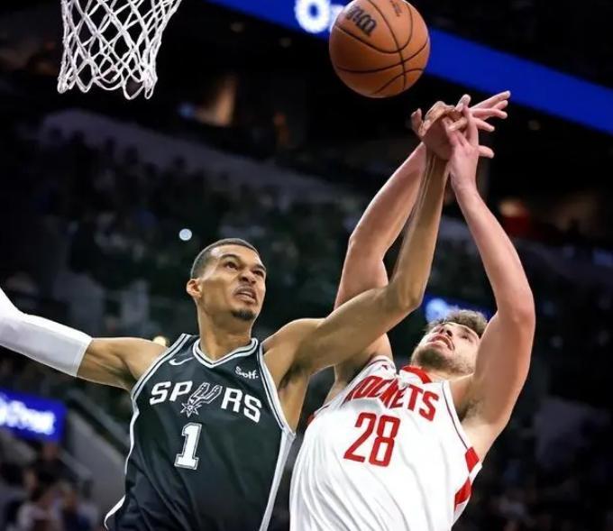 火箭队亚当斯伤情更新:脚踝3级扭伤,伤势严重!或将长期缺阵